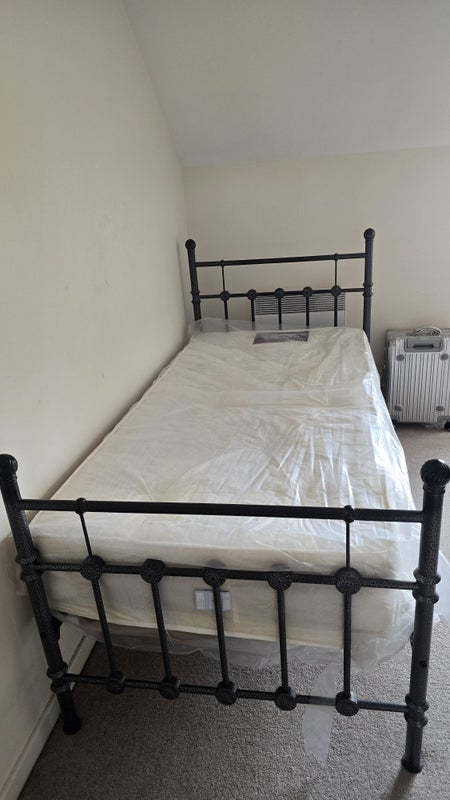Photo 1: BED