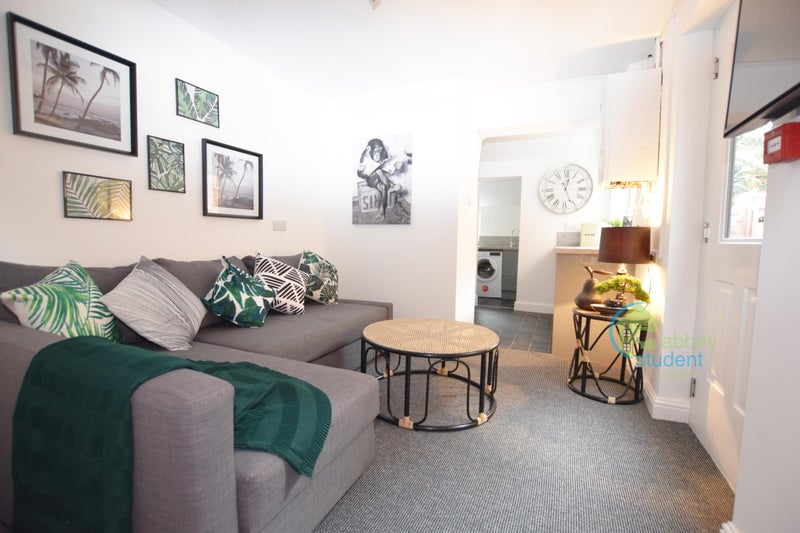 Photo 1: Lounge