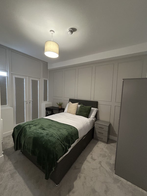 Photo 1: Bedroom