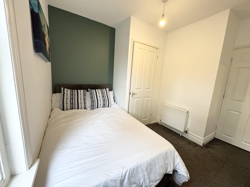 Photo 1: Room 5