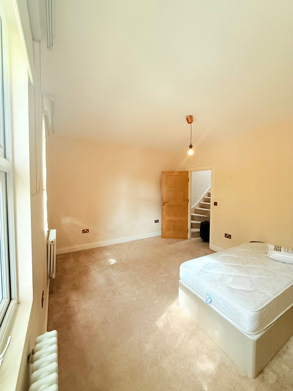 Photo 1: Upstair room