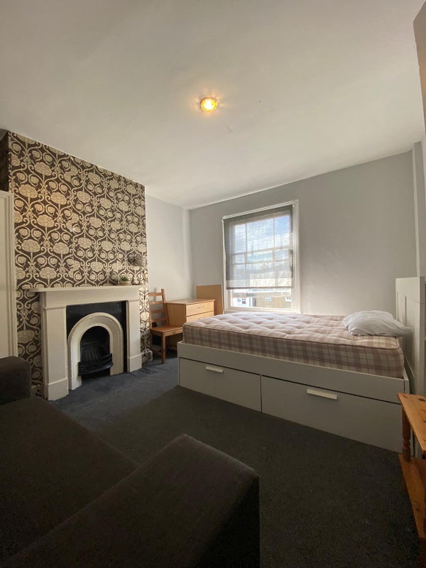 Photo 1: Room 3 (£850) Available NOW
