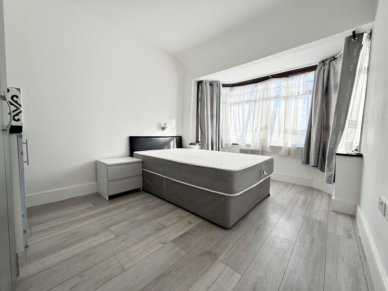 Photo 1: ROOM 1