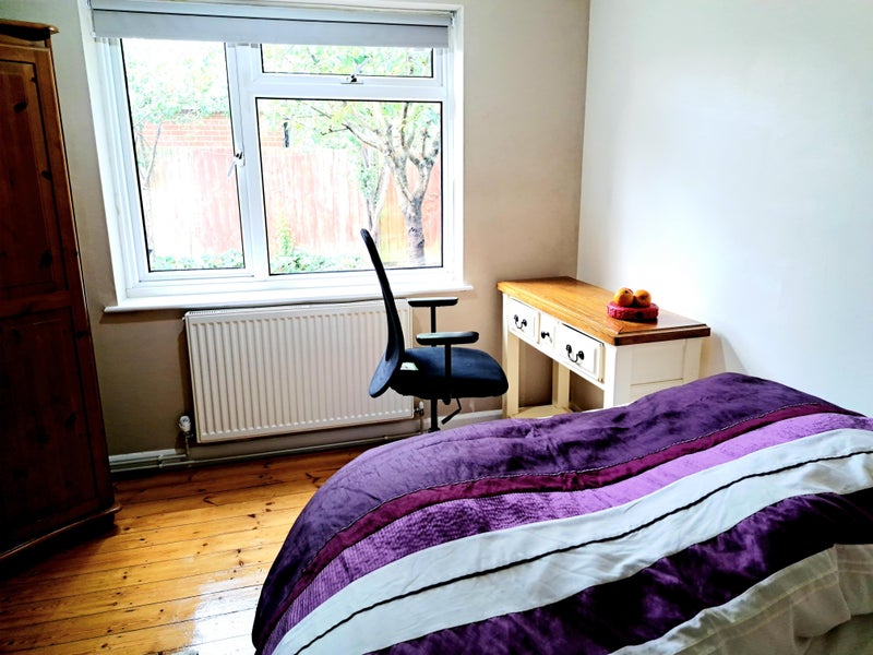 Photo 1: Spacious bedroom 