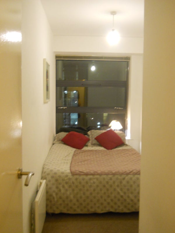 'Double room in Ancoats apartment with parking' Room to Rent from SpareRoom