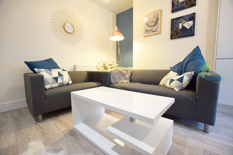 Photo 1: Lounge