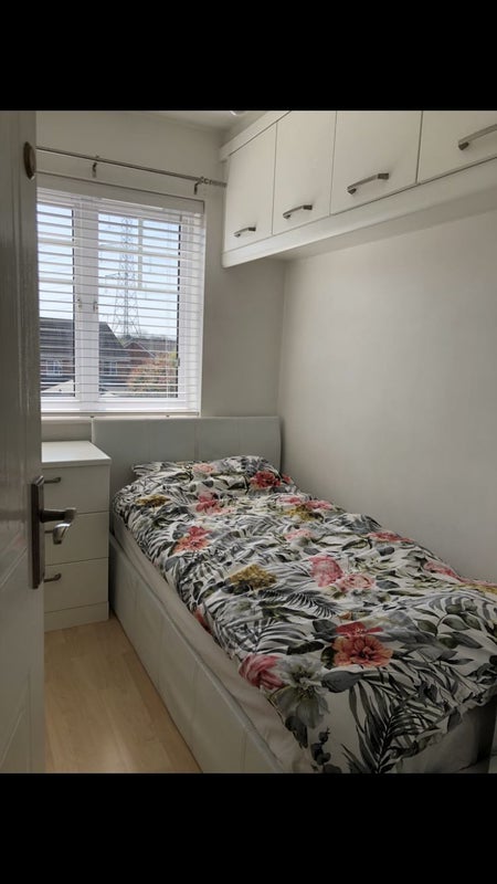 Photo 1: Bedroom