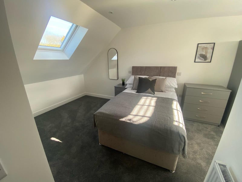 Photo 1: ROOM 8 