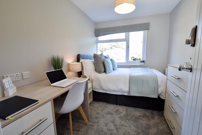 Photo 1: Available NOW, £725pcm