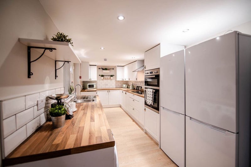 Photo 1: Kitchen 
