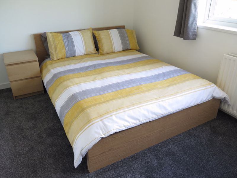 Photo 1: Room 4