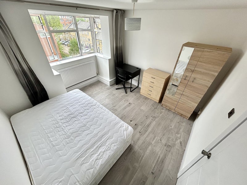 Photo 1: Room 1