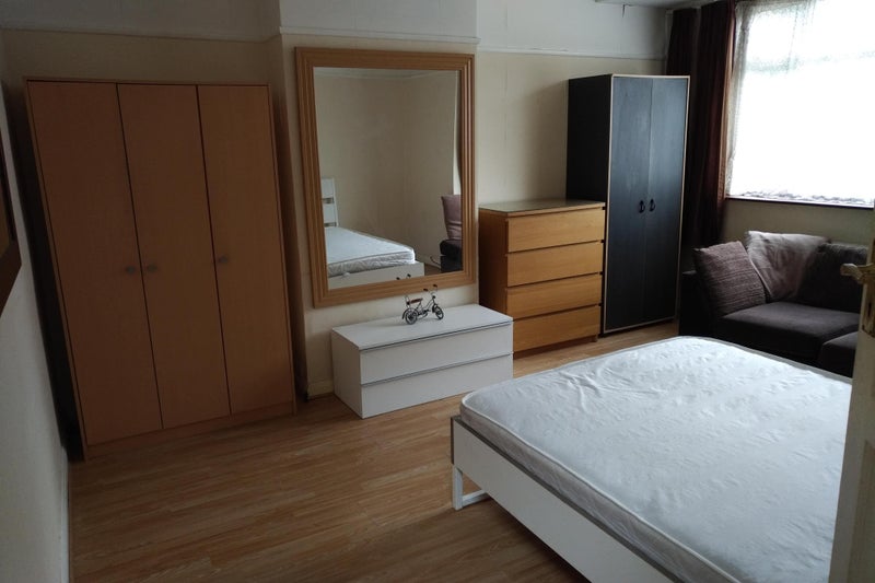 Photo 1: THE ROOM