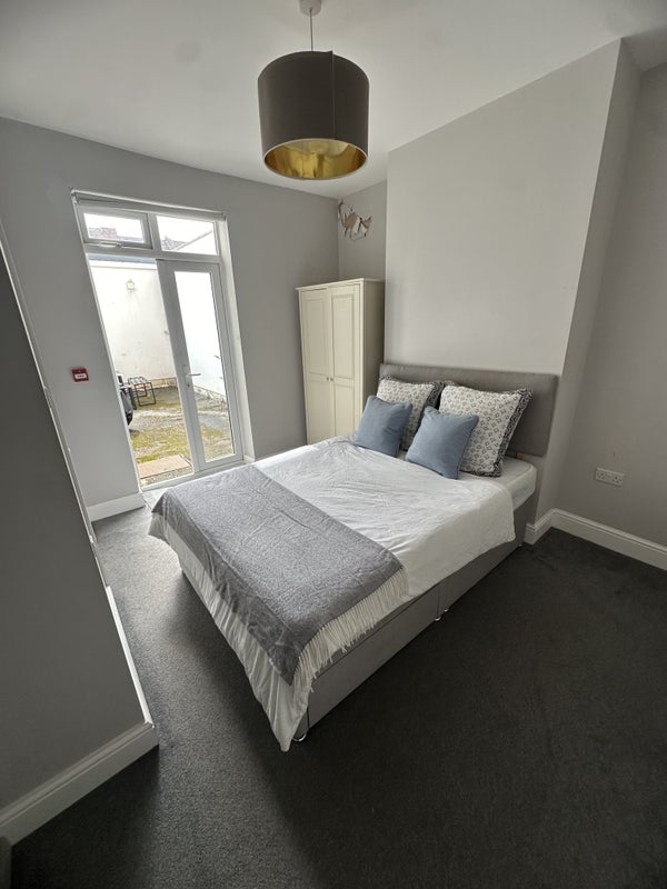 Photo 1: Room 2