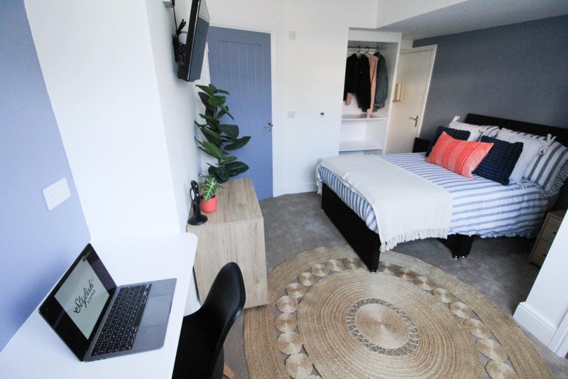 Photo 1: Room 1 with ensuite