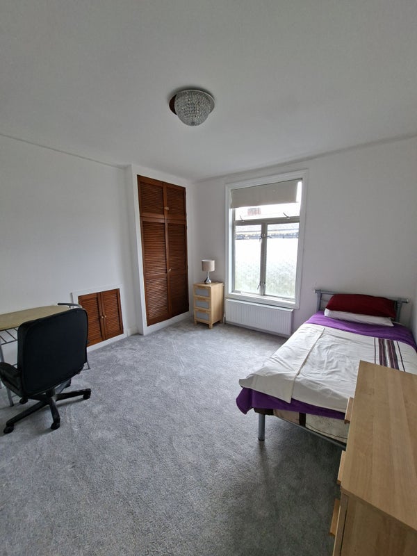 Photo 1: Bedroom