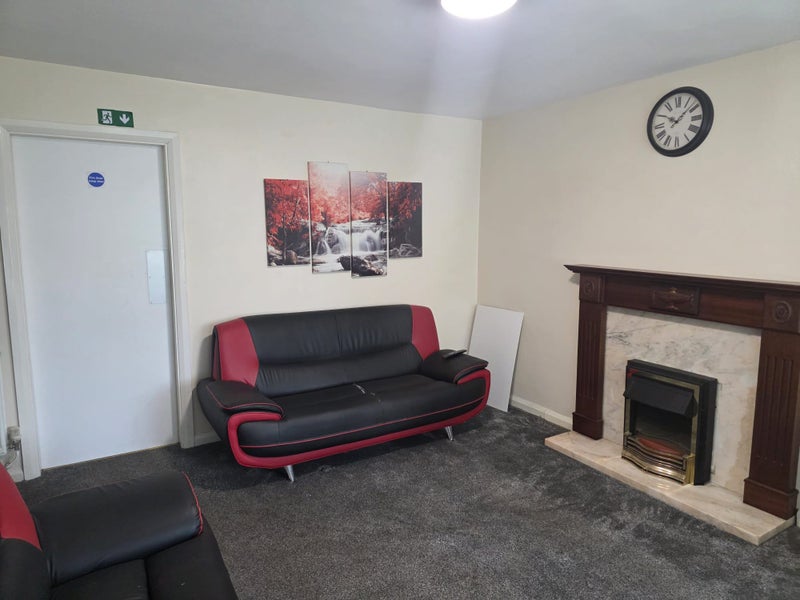 Photo 1: Lounge
