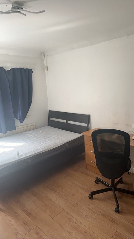 Photo 1: Ensuite Double Room