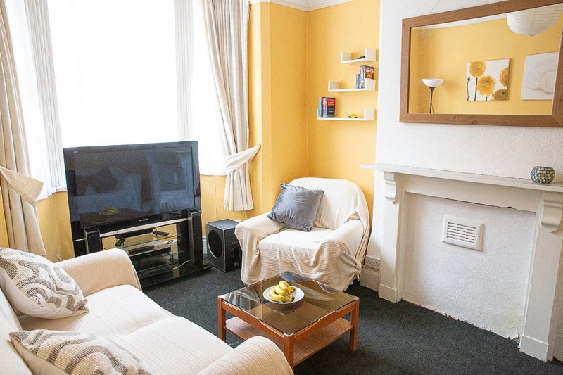 Photo 1: Lounge
