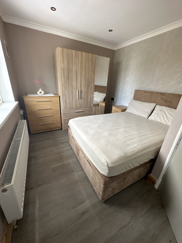 Photo 1: Room 2