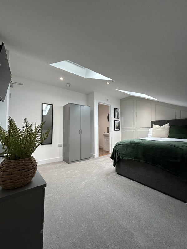 Photo 1: Bedroom