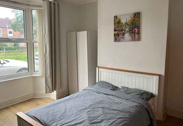 Photo 1: Bedroom 2 (Pic 1)