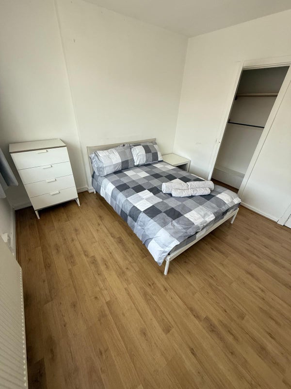 Photo 1: Room 2
