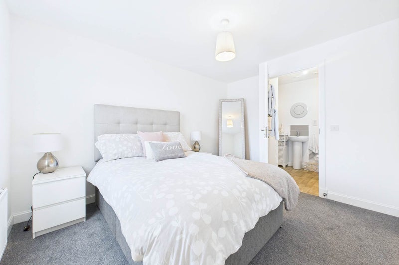 Photo 1: Ensuite double room