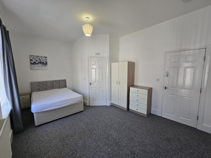 Photo 1: Room 5