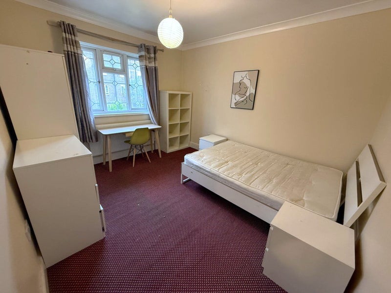 Photo 1: room 4