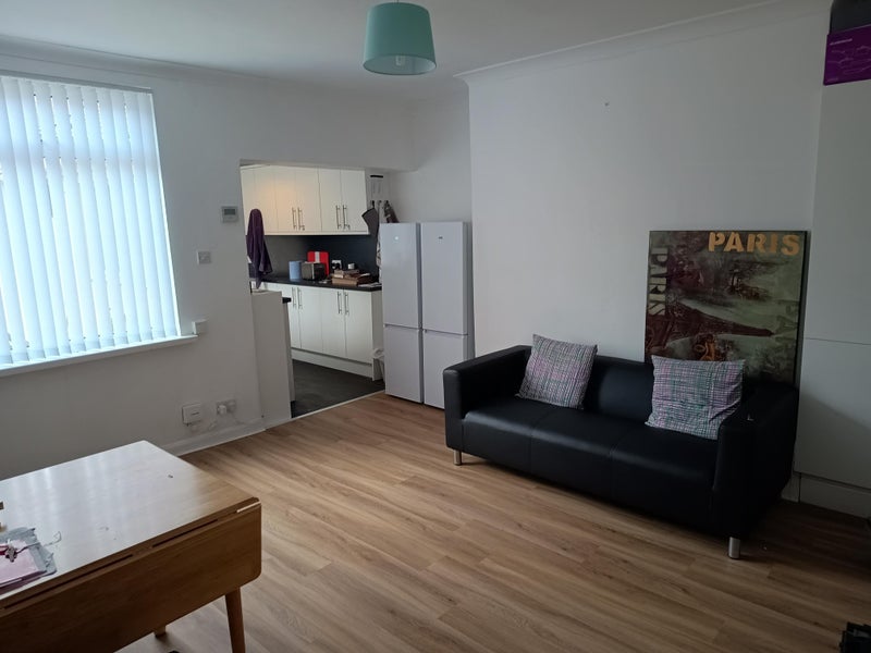 Photo 1: Lounge