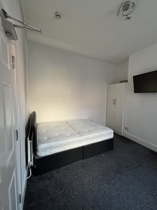 Photo 1: Bedroom