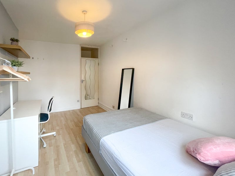 Photo 1: Room 1