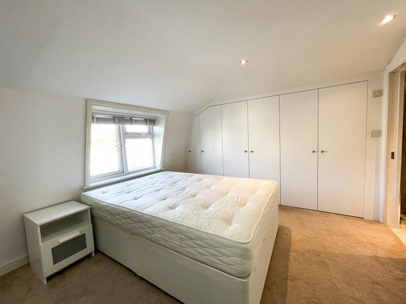 Photo 1: Room en-suite