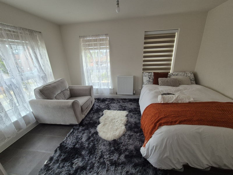 Photo 1: Double bedroom
