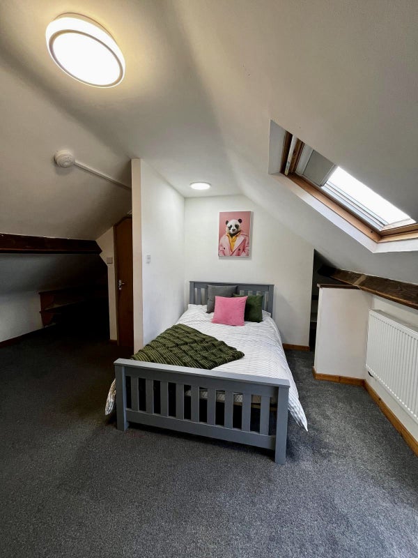 Photo 1: ROOM 5