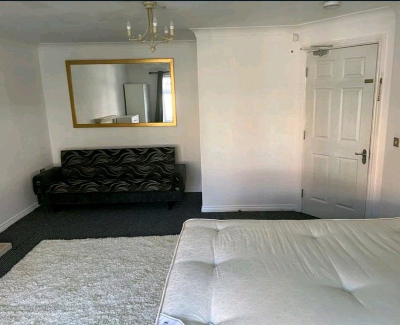 Photo 1: Extra Large Double Bed Room