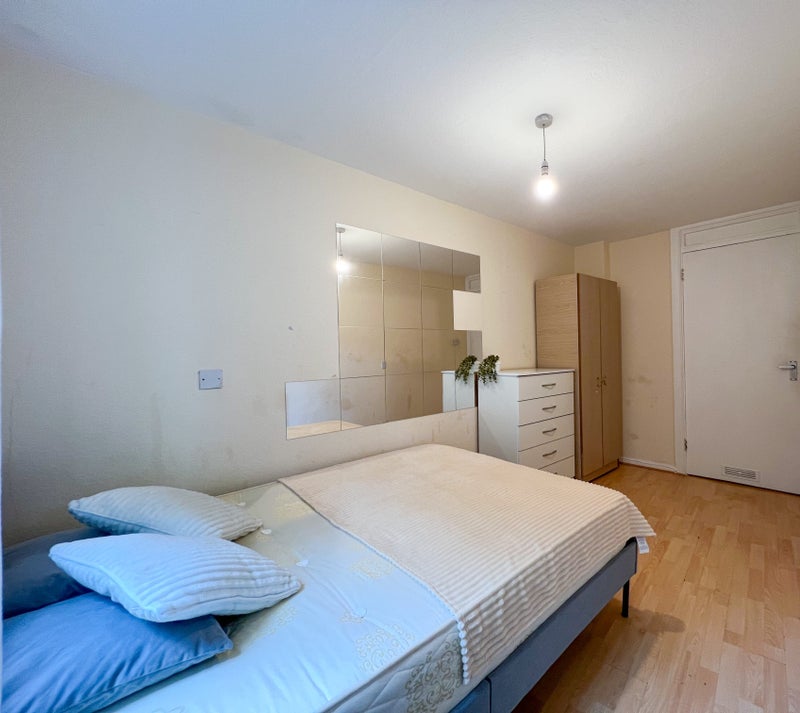 Photo 1: Room 1