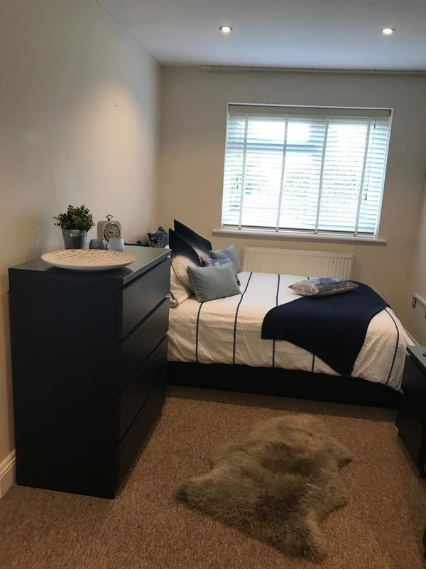 Photo 1: Room 2 large bright room in a quiet cul de sac 4 foot 6 bed , new mattress