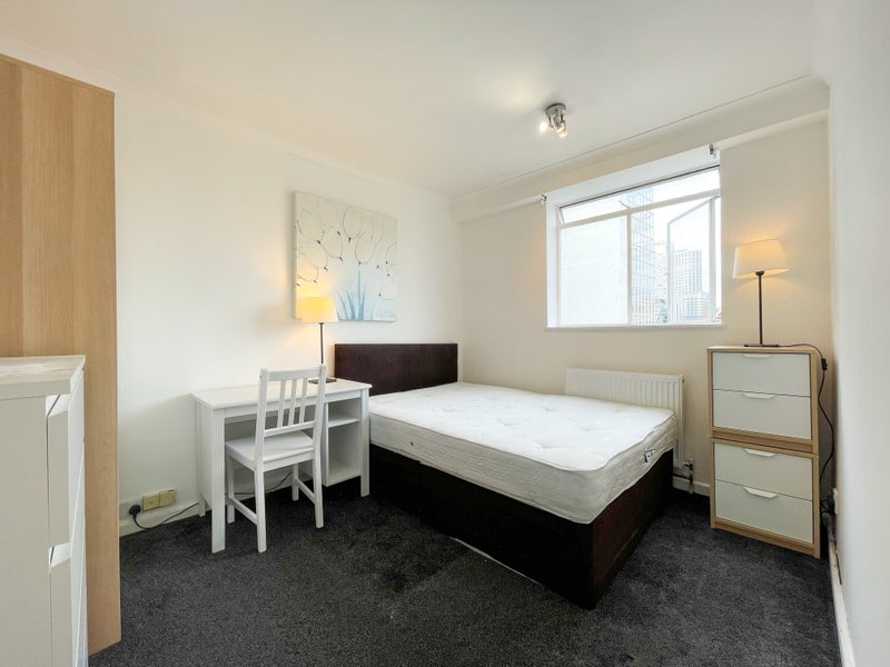 Photo 1: Room en-suite