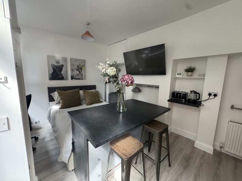 Photo 1: Modern studio