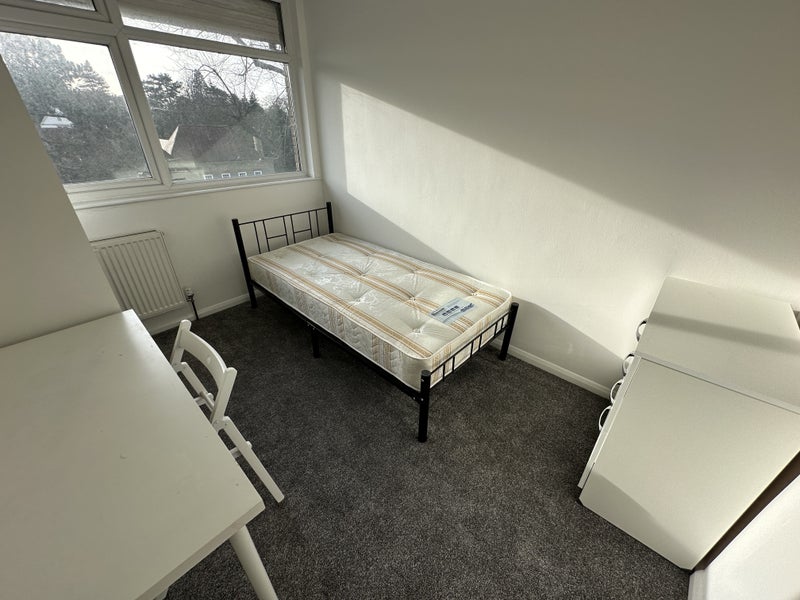 'Single Room 10 Minutes from Piccadilly Line' Room to Rent from SpareRoom