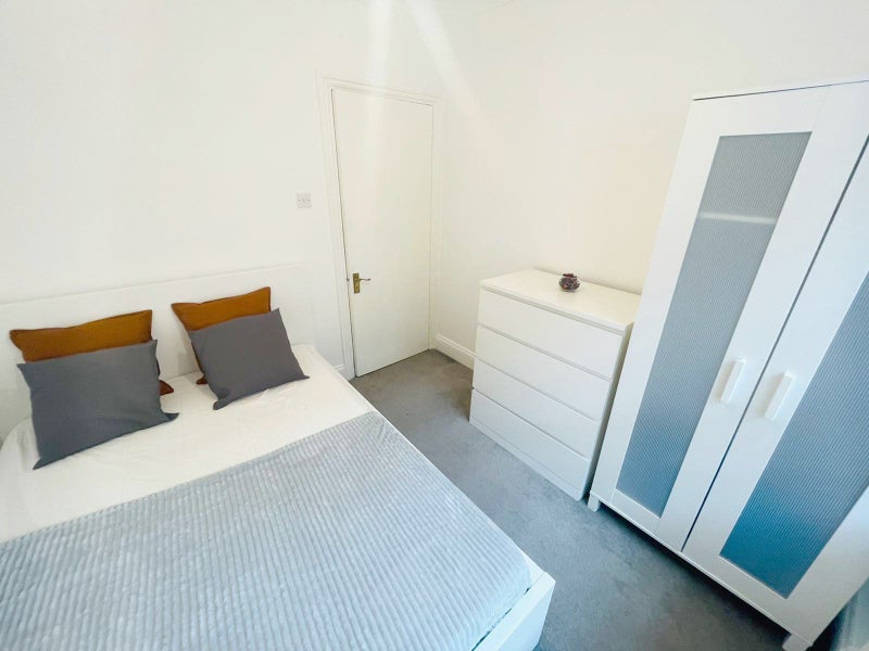 Photo 1: Room 1