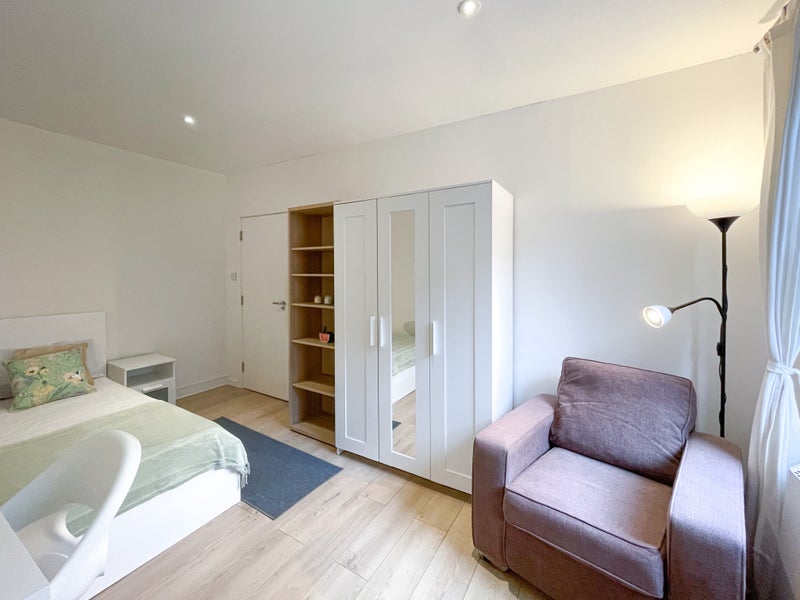 Photo 1: Room 1