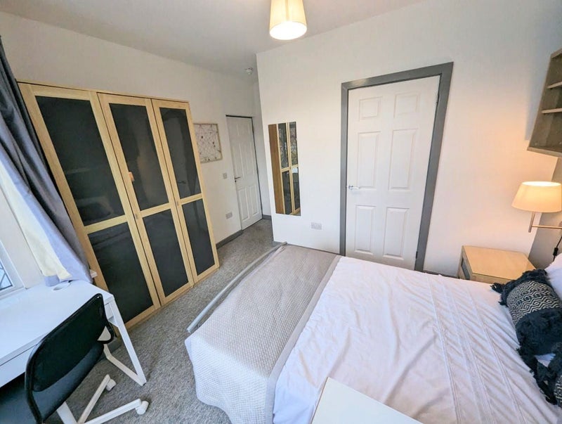 Photo 1: Room 1 en suite