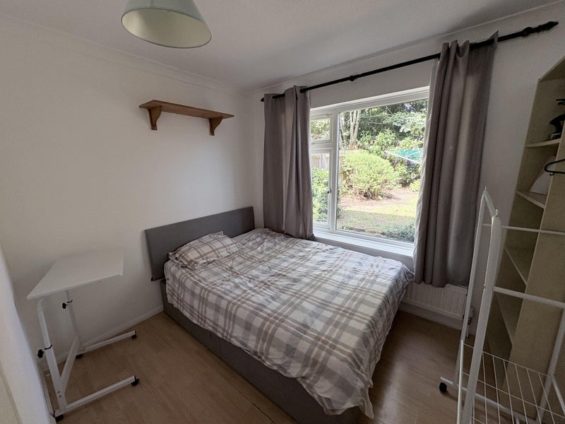 Photo 1: Double Bedroom Available