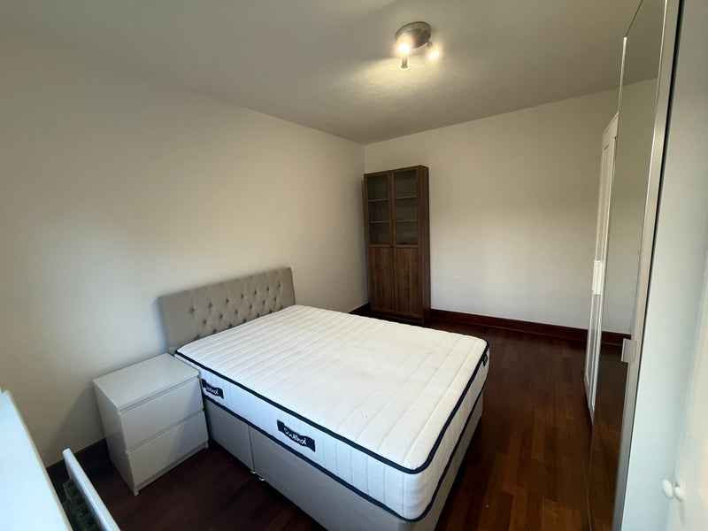 Photo 1: Bedroom 1