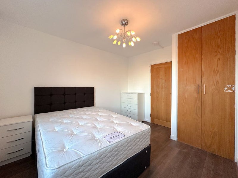 Photo 1: Bedroom 1