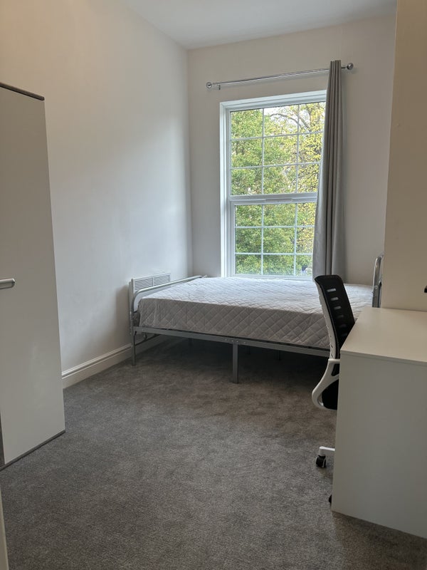 Photo 1: £725 p/m