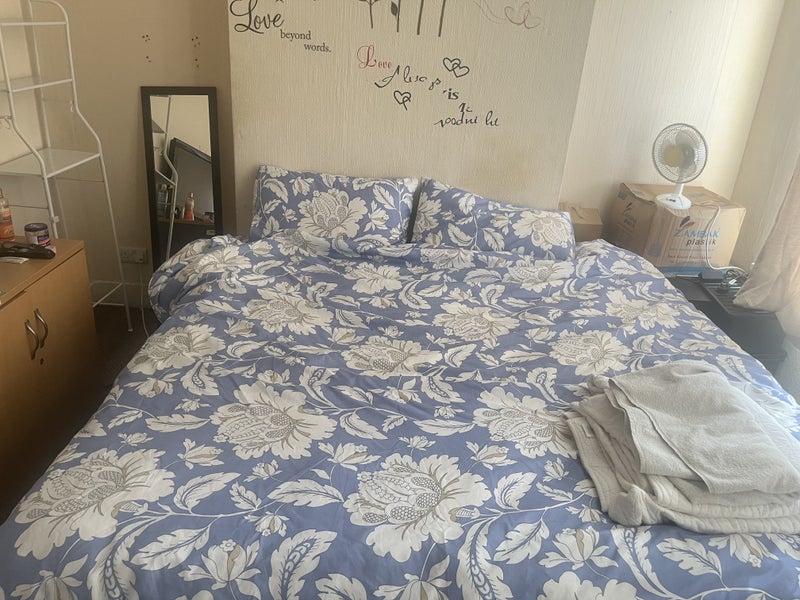 Photo 1: Room 1